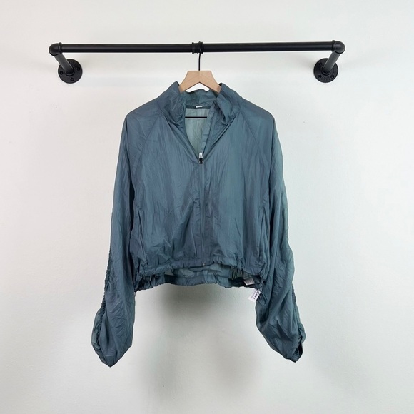 NWT Old Navy Cropped Lightweight Water-Repellent Run Jacket in Blue - Picture 5 of 9